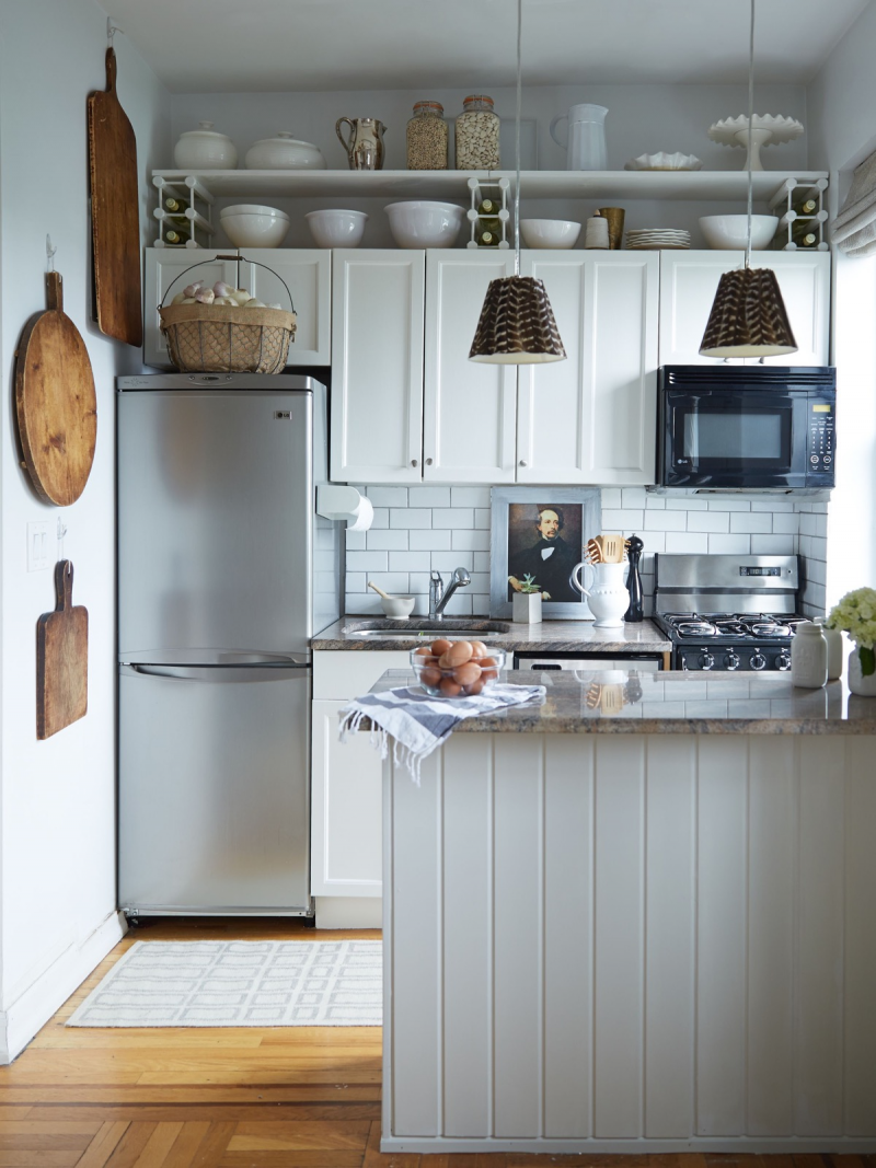 Untuk membuat dapur kecil ukuran 2x2 di rumah anda lebih indah, tambahkan rak kayu fungsional pada bagian atas lemari dapur. Rak ini dapat menjadi tempat mangkok atau perlengkapan dapur dan juga toples