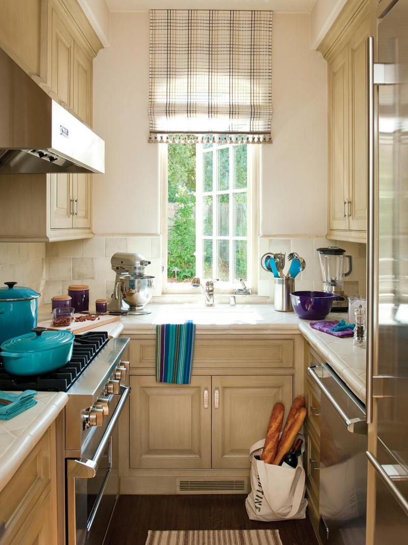 Salah satu hal yang tidak boleh dilupakan saat mendesain dapur kecil 2x2 anda adalah adanya ventilasi supaya ada sirkulasi udara yang baik di area dapur. Dengan jendela kaca, anda juga bisa membuat dapur terlihat lebih luas
