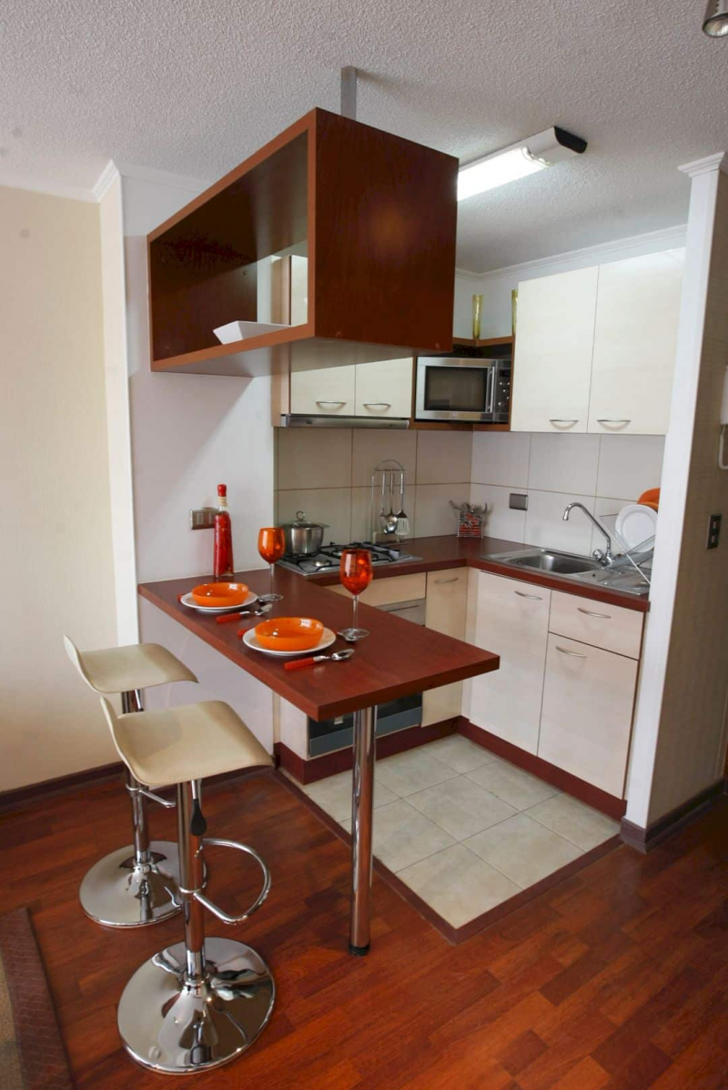 Dengan ruangan yang terbatas, anda bisa menjadikan dapur minimalis 2x2 anda sebagai area makan juga dengan menambahkan meja kayu yang senada dengan countertop dan kursi dengan rangka besi