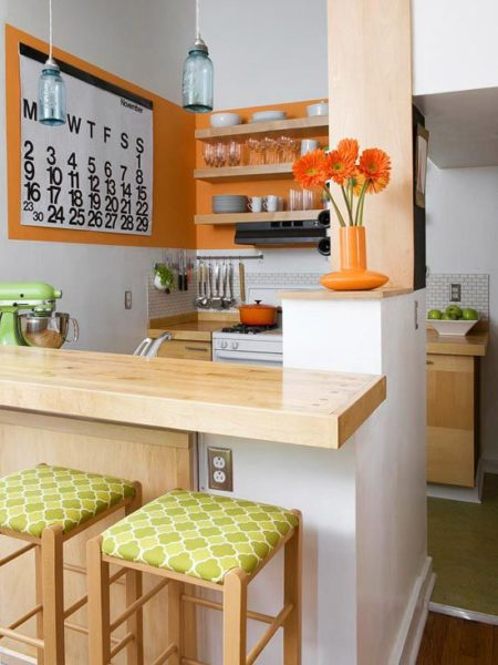 Kesan nyaman dan ceria berasal dari dapur ini. Anda dapat mengkombinasikan aksen kayu pada kitchen set dan meja dapur dengan warna cerah seperti orange untuk cat dinding dan hijau segar untuk bantalan kursi