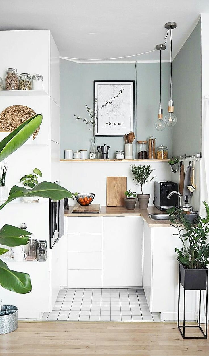 Kombinasikan lemari dapur anda dengan rak-rak terbuka yang terbuat dari kayu. Rak tersebut bisa dijadikan sebagai tempat untuk menaruh toples bumbu. Tampilan dari toples-toples tersebut juga dapat menjadi pemanis dapur