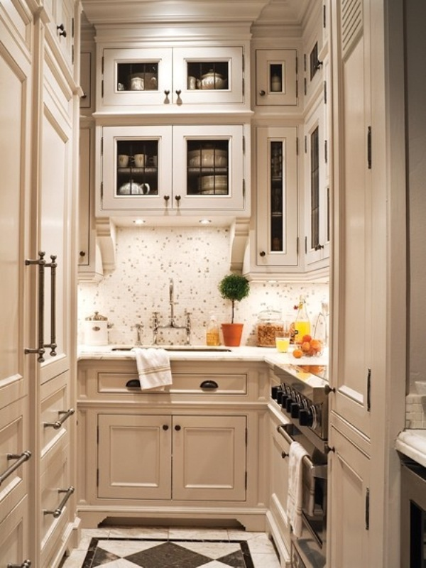 Membangun dapur di area yang terbatas bukan berarti anda tidak bisa mendapatkan dapur yang elegan. Kuncinya adalah memilih desain klasik dengan aksen pahatan pada pinggir kitchen set dengan warna netral