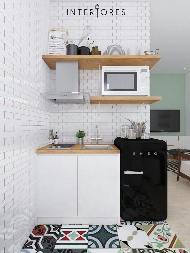 Aksen ubin batu bata pada dinding terlihat menyatu dengan dominasi putih pada dapur kecil ini. Namun agar pemandangan semakin menawan, aplikasikan ubin dengan corak mosaik warna-warni untuk lantai dapur anda