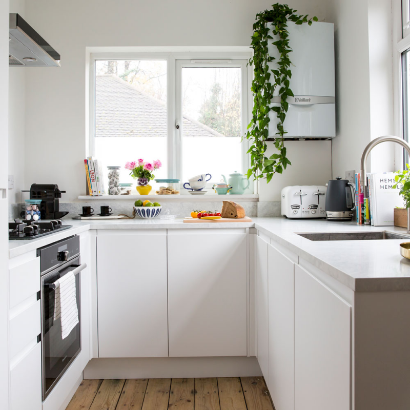 Dengan dominasi warna putih pada dinding dan kitchen set, penting untuk memberikan sedikit hiasan di area dapur seperti tanaman hias, vas bunga atau teko mini yang lucu agar penampilan dapur menjadi lebih cantik dan tidak terlalu monoton