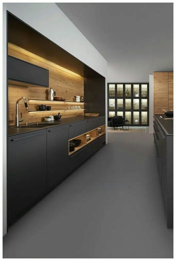 Dapur dengan dominasi warna hitam yang sleek dan keren ini memang cocok dengan meja dapur yang terbuat dari batu granit hitam. Dengan finishing semi-matte, penampilan dapur terlihat semakin menarik