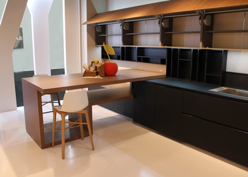 Dengan memadukan meja dapur yang terbuat dari kayu dan juga meja dapur yang terbuat dari fiberboard tahan air, anda akan mendapatkan kesan modern namun dengan sedikit nuansa rustic