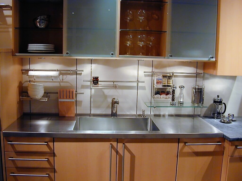 Aksen stainless steel yang modern pada meja dapur
