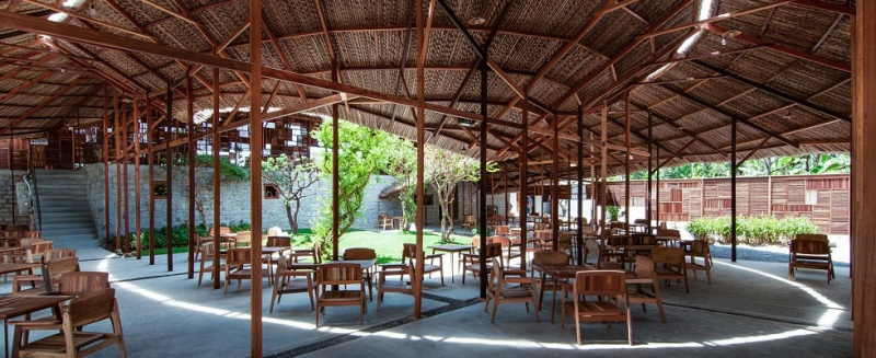 Cafe dengan desain kayu dan bambu