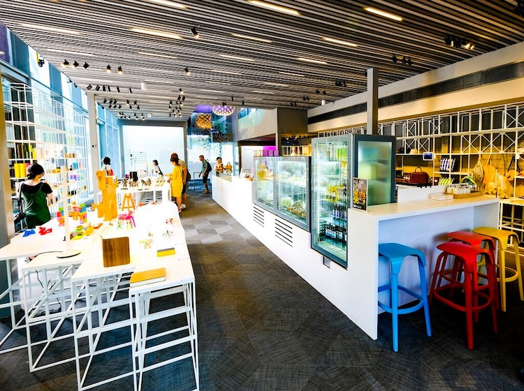 Desain cafe interior yang meriah