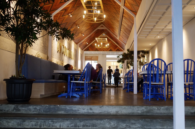 Desain interior cafe unik klasik