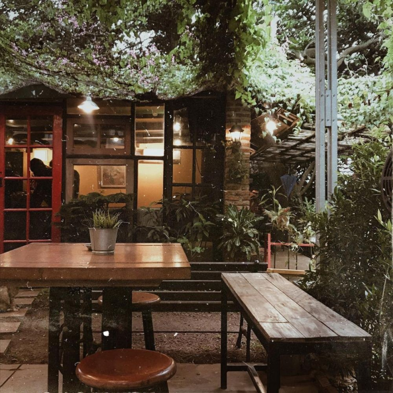 Desain interior cafe unik outdoor