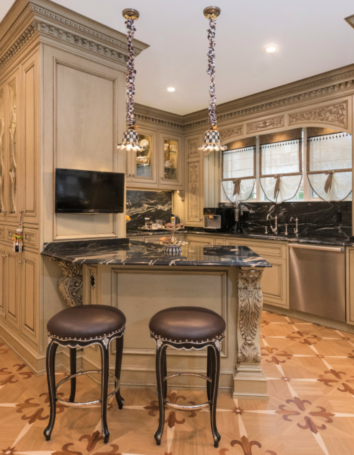 Meskipun anda tidak memiliki wilayah yang luas untuk membangun dapur, anda tetap bisa menjadikan dapur terlihat mewah dengan desain klasik ala Eropa yang didominasi warna warm tone di bawah ini