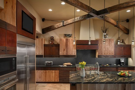 Dominasi kayu sangat kental sekali dari dapur di bawah ini. Pemilihan kayu oak yang kuat dipadukan dengan batu marmer berwarna krem menjadikan dapur secara keseluruhan terlihat mewah dan rustic