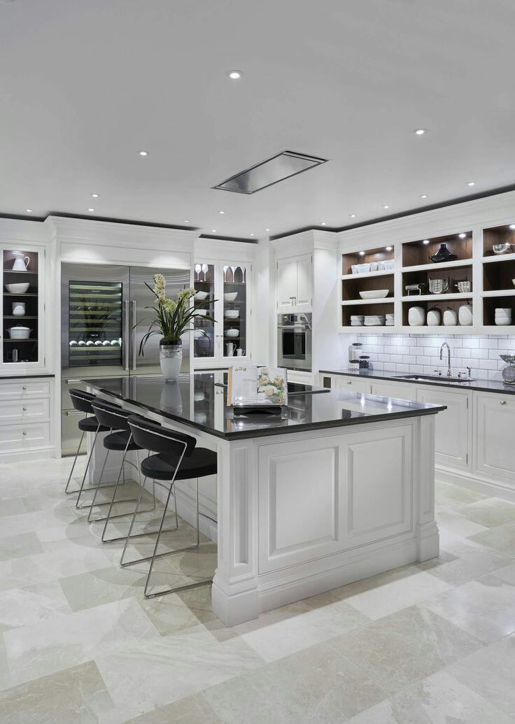 Salah satu cara untuk membuat tampilan dapur lebih keren tanpa mengeluarkan uang lebih untuk membeli ornamen adalah dengan cara memajang peralatan makan atau memasak pada lemari terbuka anda