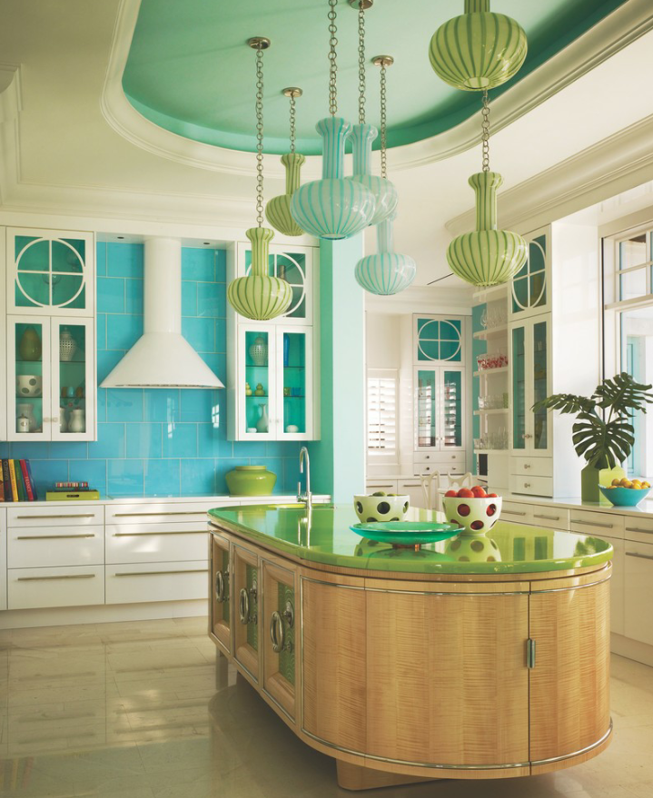 Anda bisa bermain warna untuk dapur mewah yang anda impikan. Seperti warna biru dan hijau contohnya. Jangan lupa tambahkan detail lampu gantu yang unik dengan warna senada