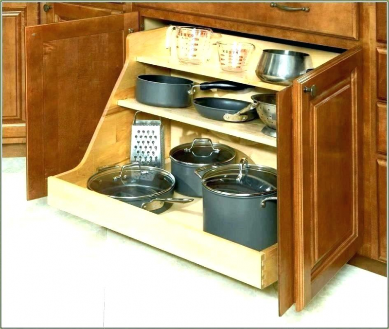 Rak dapur tertutup yang terbuat dari kayu ini mempunyai rangka yang fungsional dengan ukuran yang semakin lebar pada bagian bawah agar anda bisa menyimpan panci-panci anda