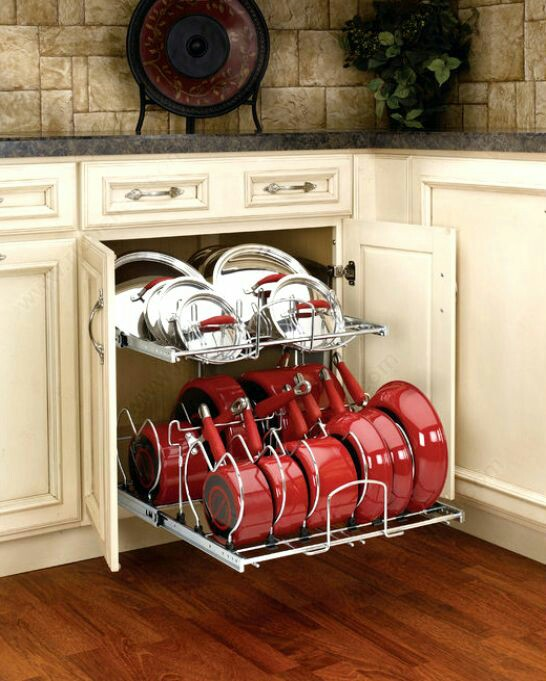 Semakin banyak rak dapur tertutup yang inovatif dan kreatif seperti lemari dapur dengan rak besi yang bisa ditarik keluar dan sekat-sekat untuk membuat tampilan teflon anda lebih rapi saat disimpan