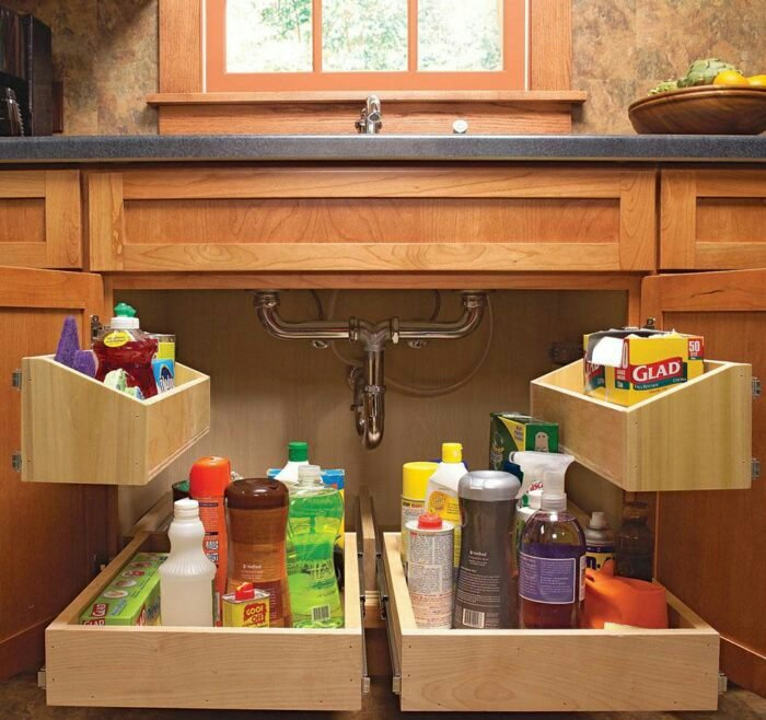 Susun rapi perlengkapan pembersih dapur anda di bawah wastafel