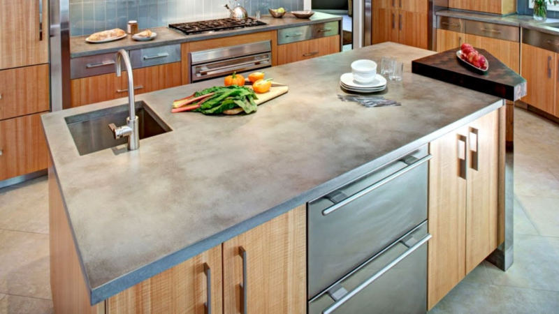 Siapa bilang aksen kayu tidak bisa dikombinasikan dengan stainless steel. Kitchen set di bawah ini nampak simpel namun menarik dengan gabungan kedua material tersebut, tidak lupa meja dapur dengan bahan konkrit untuk melengkapi penampilan dapur