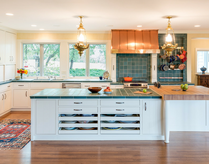 Selain batu marmer, kuarsa atau granit, anda juga dapat memilih kitchen set dengan material keramik pada countertopnya. Penampilan keramik ini tidak kalah keren dengan material bebatuan, apalagi jika anda memilih warna yang menarik seperti hijau dan biru