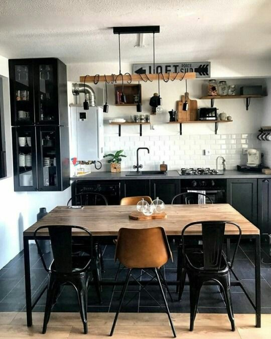 Untuk anda dengan dapur yang mungil, anda tidak perlu memilih kitchen set dengan ukuran besar. Cukup menambahkan lemari kaca untuk tempat menyimpan pada bagian kiri area dapur agar dapur tidak terlihat sesak