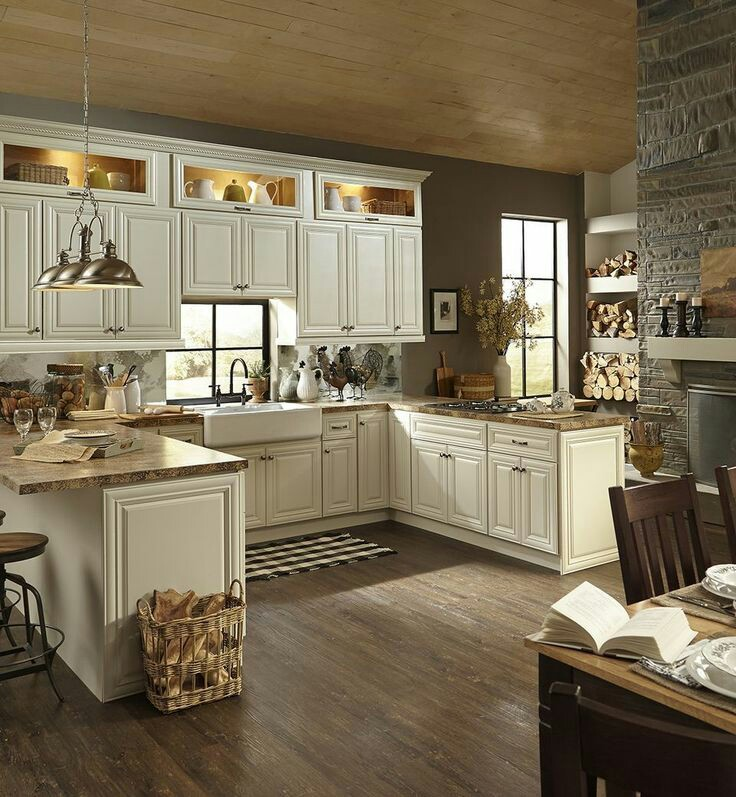 Kesan klasik memang tidak akan lekang dimakan jaman. Seperti kitchen set bertipe raised-panel ini yang terlihat klasik, elegan dengan aksen batu marmer berwarna cokelat tua pada countertopnya. Meskipun simpel, penampilan dapur dijamin akan lebih indah