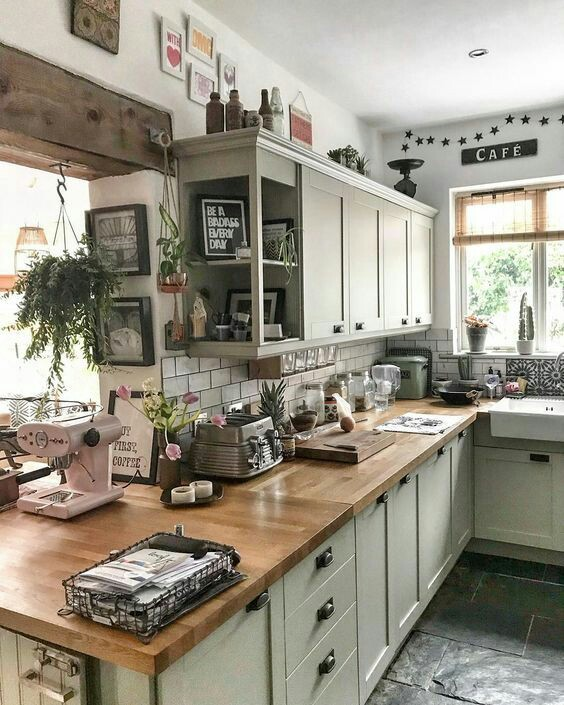 Pemilihan material kayu pada countertop kitchen set meskipun bisa mempercantik dapur juga ada resikonya, yaitu kayu bisa terkena jamur dan bakteri, sehingga anda harus rutin membersihkannya