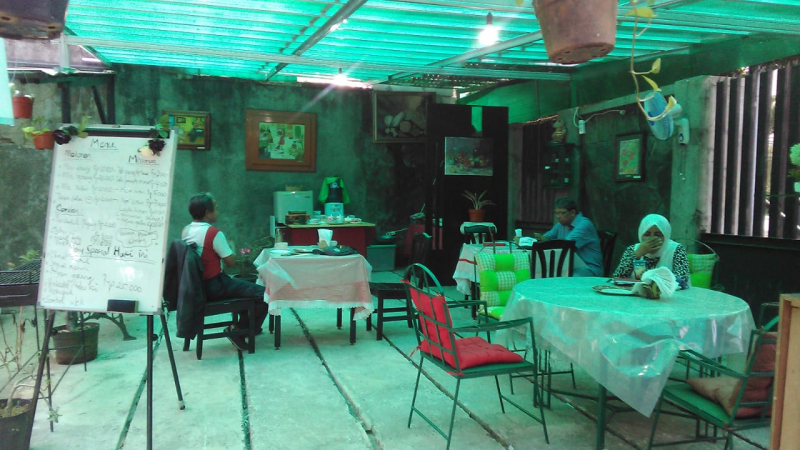 Cafe Rumahan di halaman belakang rumah