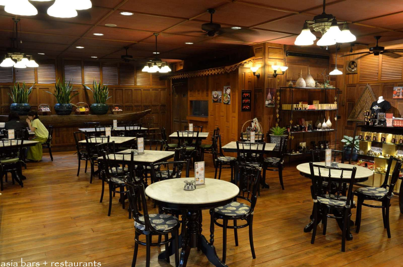 Desain meja dan kursi cafe klasik sederhana