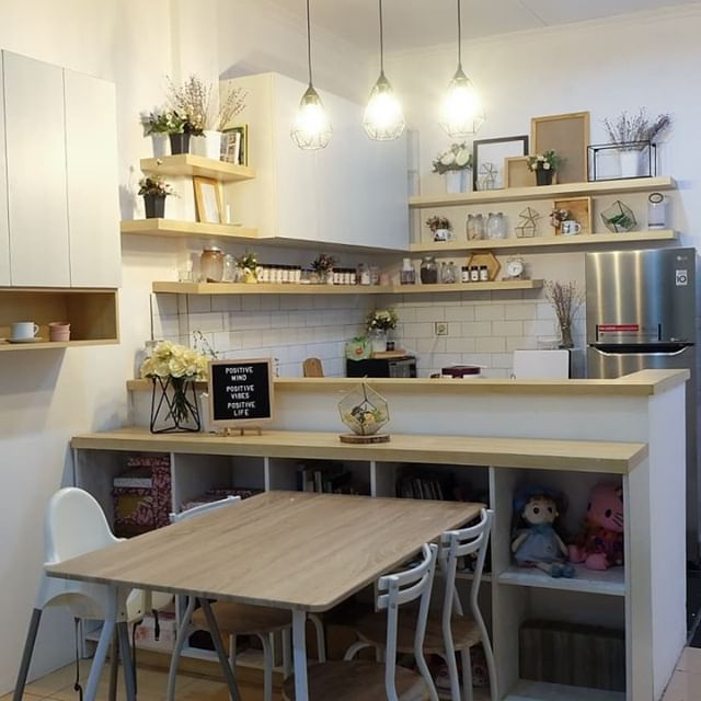 Selain lemari dapur, penempatan rak kayu juga sangat membantu dapur untuk terlihat lebih cantik. Di rak ini anda dapat memajang peralatan makan atau memasak atau hiasan yang sesuai dengan desain dapur