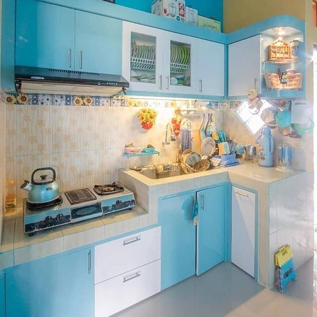 Selain warna netral, anda dapat bermain dengan warna lain yang tidak kalah bagusnya untuk dapur, seperti warna biru di bawah ini. Jika dikombinasikan dengan warna putih, maka anda akan mendapatkan penampilan dapur yang kohesif