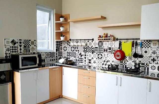 Corak random hitam putih pada keramik untuk area dinding memang cocok bagi dapur minimalis anda yang didominasi dengan warna netral seperti putih dan aksen kayu berwarna cokelat soft. Dengan ini, anda tidak perlu hiasan yang berlebih, cukup beberapa pot mini saja