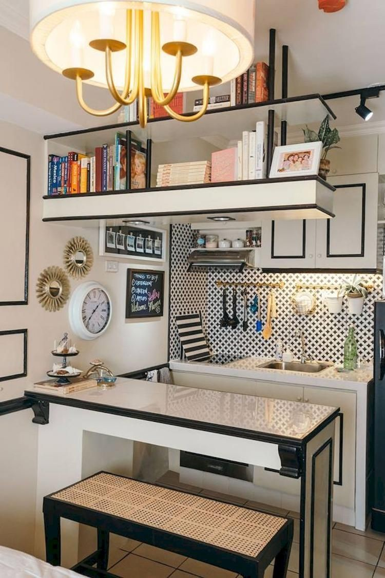 Manfaatkan barang pribadi di rumah anda sebagai hiasan dapur tanpa harus mengeluarkan uang lebih. Seperti koleksi buku-buku yang dapat anda pajang di rak dengan warna hitam putih yang menarik di bagian atas atau foto-foto anda bersama keluarga