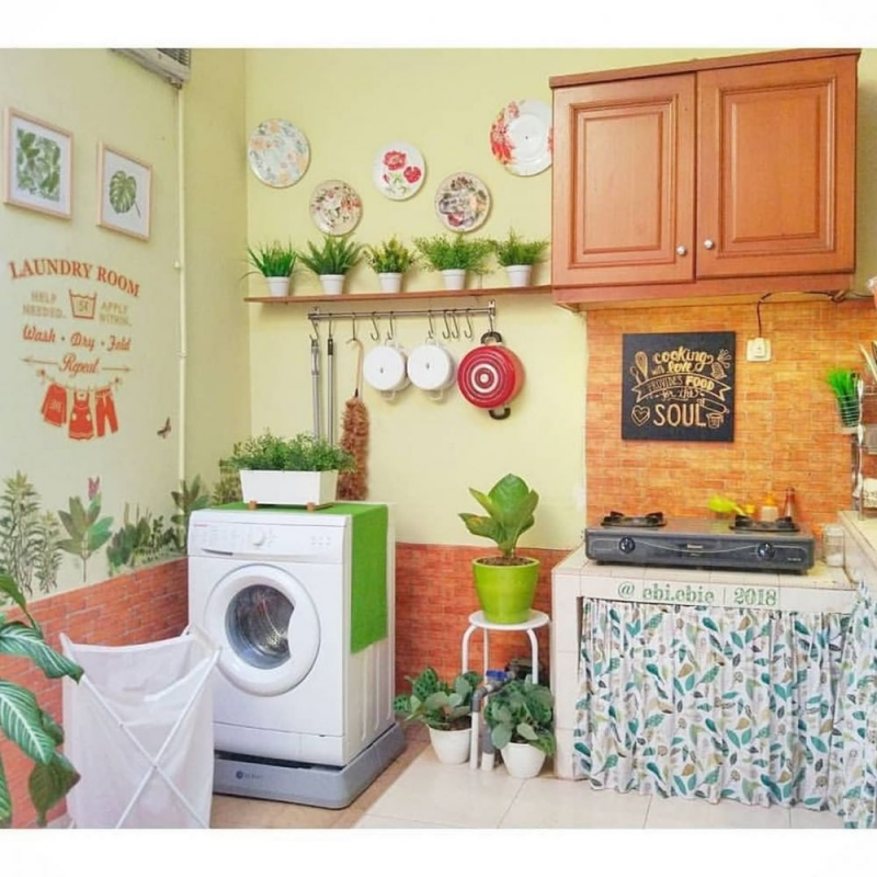 Apabila anda tidak mempunyai taman belakang, untuk penyegaran mata di dapur, anda bisa menambahkan beberapa pot mini atau tanaman hias dengan menempatkan mereka pada rak kayu