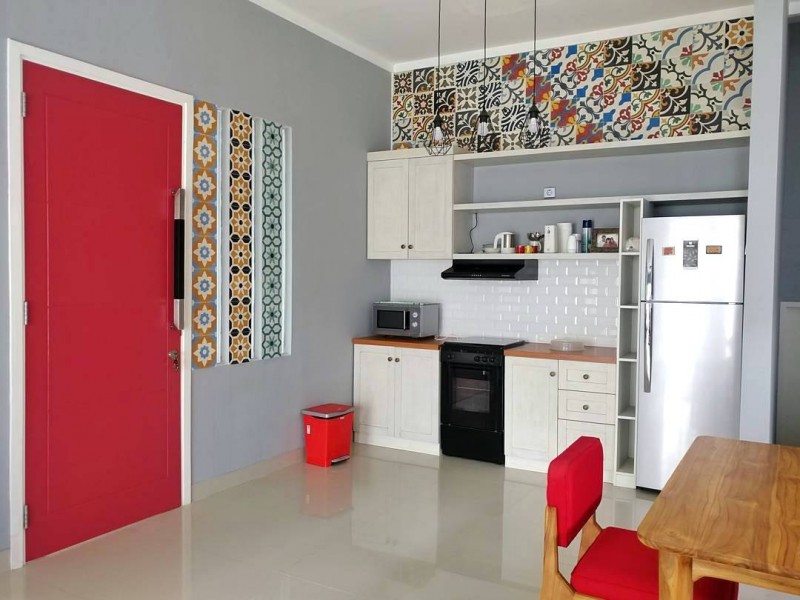 Pilih corak yang menarik untuk keramik dinding dapur anda