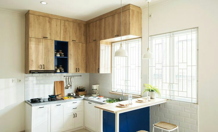 Dapur di area sudut yang mungil dan sederhana