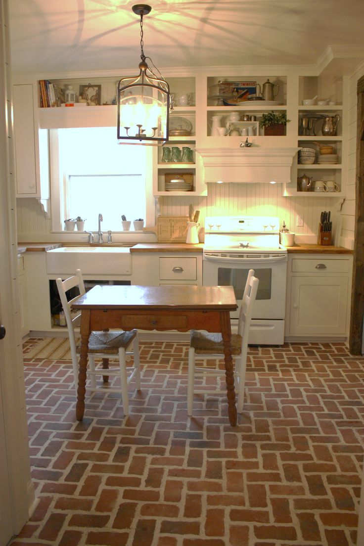 Pilih kombinasi lemari dapur dengan rak terbuka pada bagian atas untuk membuat dapur terlihat lebih menarik dengan terlihatnya beberapa peralatan makan atau dapur di rak anda yang bisa berfungsi sebagai pajangan juga