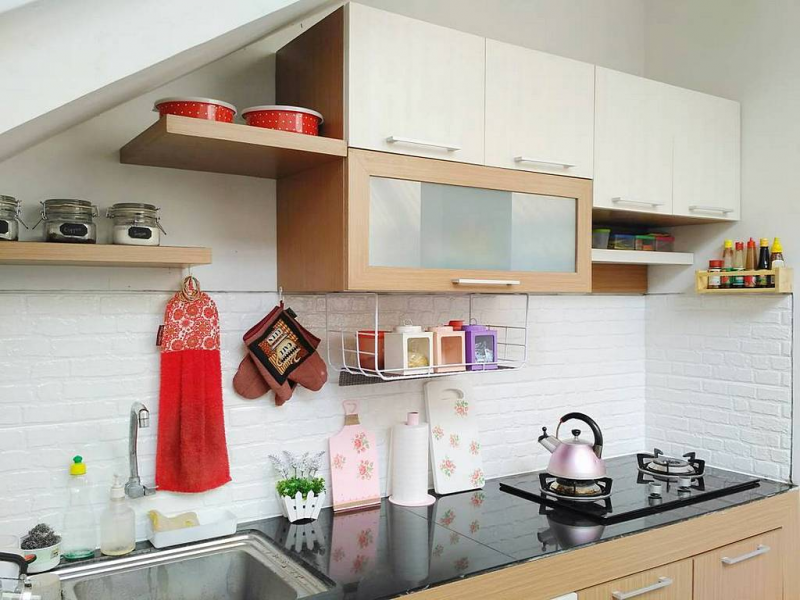 Anda dapat memesan secara custom lemari dapur dengan desain menarik sesuai yang anda mau seperti lemari dan rak kayu sederhana di bawah ini. Penambahan kaca buram juga cocok untuk pemanis
