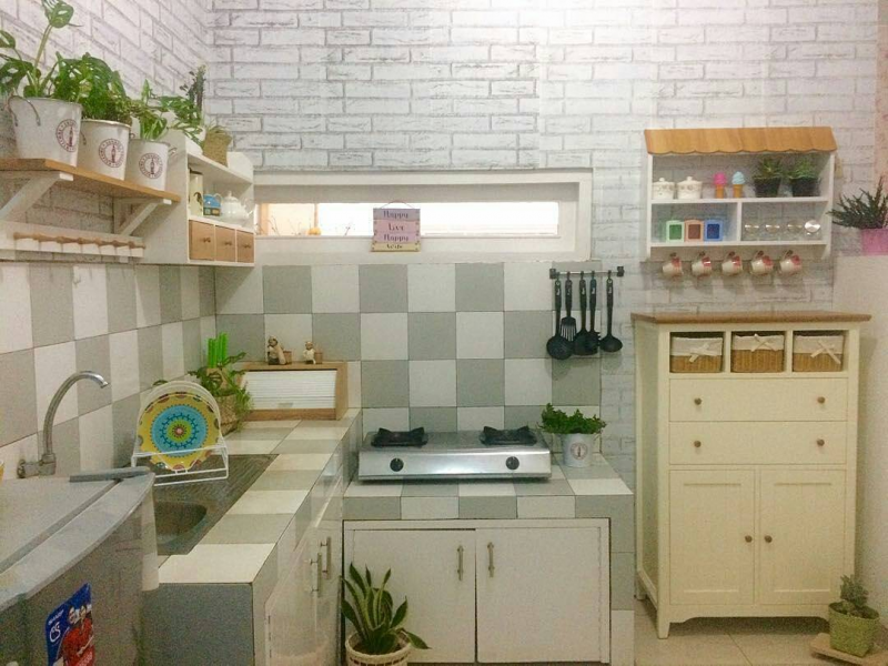 Banyak cara untuk meningkatkan penampilan dapur sederhana anda, salah satunya adalah dengan memberikan keramik pada bagian dinding dengan corak papan catur dengan warna putih dan abu-abu. Atau aksen batu bata yang unik pada area dinding yang lebih luas