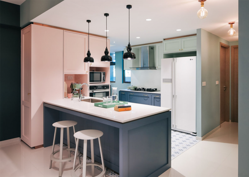 Selain finishing glossy pada permukaan kitchen set, finishing matte juga tidak kalah menarik. Untuk dapur dengan desain modern, finishing ini sangat cocok karena memberikan kesan sleek yang chic