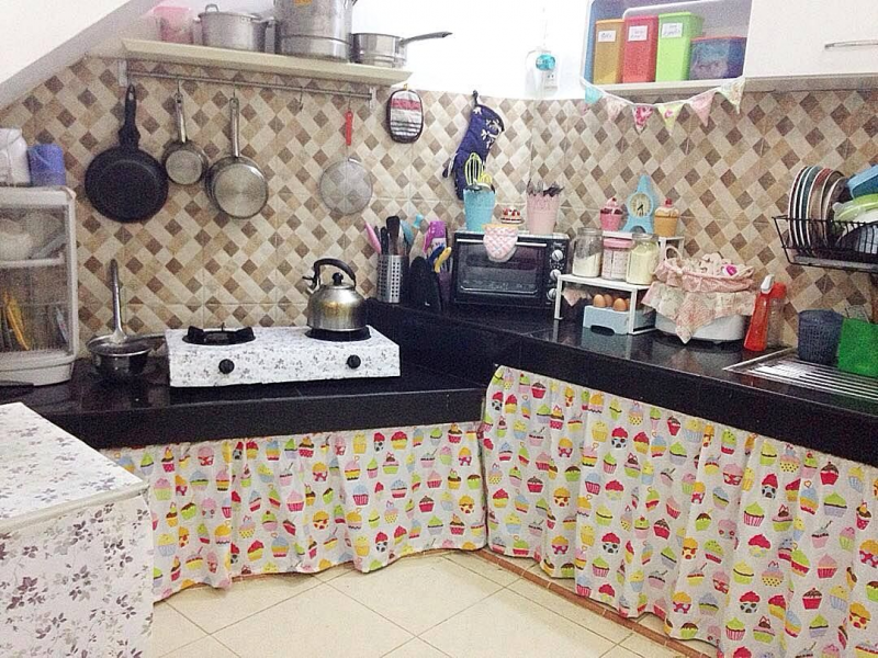 Jika anda membuat sendiri meja dapur dari semen dan keramik dengan bagian bawah yang terbuka, anda dapat memberikan tirai dengan corak dan warna yang lucu agar penampilan dapur minimalis anda terlihat menarik