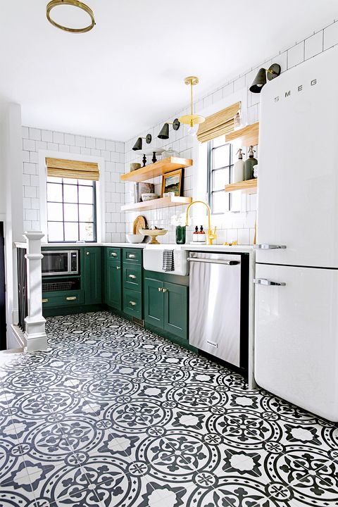 Warna hijau pada kitchen set anda dapat dipadukan dengan beberapa warna lain yang indah untuk dekorasi dapur, seperti warna emas yang cantik dari keran wastafel dan lampu gantung berdesain simpel. Tambahkan pula lukisan kecil untuk dipajang di rak kayu