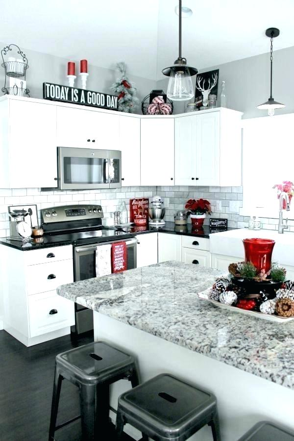 Dapur yang didominasi warna putih memang sangat cocok jika didekorasi dengan beberapa hiasan dengan warna merah seperti vas kaca, lilin hias, dan hiasan lain dengan desain minimalis namun tetap membuat dapur terlihat cantik