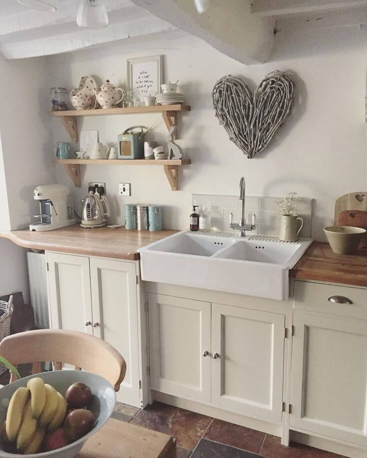 Warna cool tone pada dapur juga bisa terlihat lebih menarik dengan hiasan dinding berbentuk hati berwarna abu-abu yang terbuat dari ranting ini. Selain minimalis, harganya pun juga murah. Jangan lupa juga pajang peralatan makan anda di rak kayu