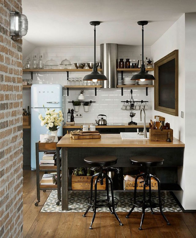 Apabila anda memiliki dapur dengan tema industrialis, beberapa dekorasi menarik yang bisa anda aplikasikan adalah lampu gantung minimalis berwarna gelap, rak kayu dengan rangka besi berwarna hitam dan beberapa pajangan peralatan makan anda. Tidak lupa koleksi buku-buku yang anda punya