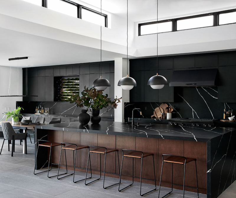 Untuk dapur dengan desain sleek modern, jangan memberikan terlalu banyak hiasan untuk menjaga kesan minimalis. Anda cukup memberikan lampu gantung berbentuk mangkok berwarna netral dengan pajangan dari peralatan memasak anda
