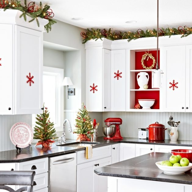 Natal sebentar lagi datang, agar suasana dapur semarak namun tidak norak, anda dapat menambahkan ornamen pohon Natal mini di atas meja dapur dan juga hiasan lain di atas lemari atas. Tidak lupa sentuhan sticker simpel corak salju berwarna merah untuk permukaan kitchen set