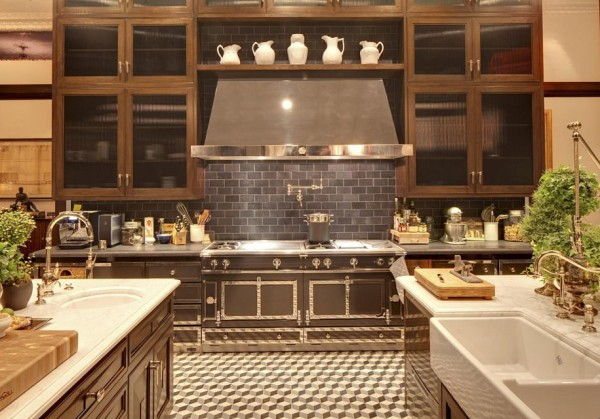 Dapur dengan kesan klasik bisa didekor sedemikian rupa dengan beberapa hiasan seperti peralatan dapur yang terbuat dari keramik untuk dipajang di rak bagian atas, lalu tambahkan juga tanaman hias sebagai aksen hijau yang segar