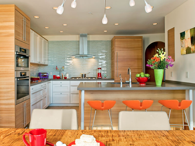 Agar suasana dapur lebih hidup dan segar, berikan sedikit sentuhan warna cerah seperti kursi makan berwarna orange dan juga vas berwarna hijau beserta bunga yang warna-warni. Dijamin, anda tidak akan bosan berada di dapur