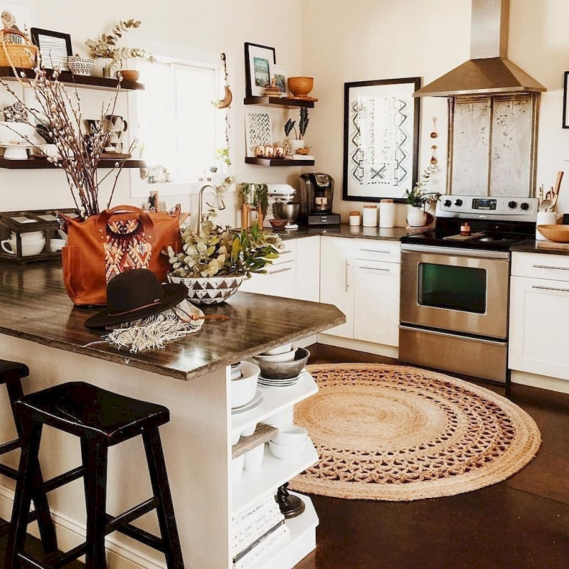 Beri tambahan rak kayu untuk area dapur karena ini berguna sebagai tempat menaruh peralatan makan atau juga hiasan untuk mempercantik dapur. Selain itu jika lantai anda berdesain polos, tambahkan karpet dengan corak simpel berbentuk lingkaran